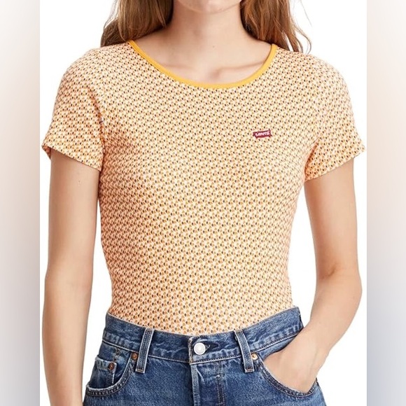 Levi's Tops - LEVIS Tee 🧡